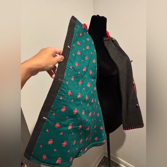 EUROPEAN Vintage Gray Red Felt Embr Trim Pewter Buttons Wool Cape Girl’s 10 - Picture 10 of 10